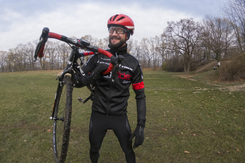 WROCX edycja 4 kolarze przełajowi niosą rowery na barku, uśmiechnięty mężczyzna